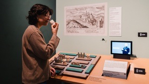 Zwischen Naturalismus und gesellschaftlichen Konstruktionen: Die Geschichte des Begriffs „Behinderung“ Seitliches Porträt eines Wolfes vor lilafarbenem Hintergrund.