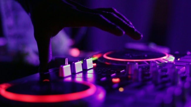 Vom Dancefloor ans DJ-Pult – Dein Einstieg ins Auflegen