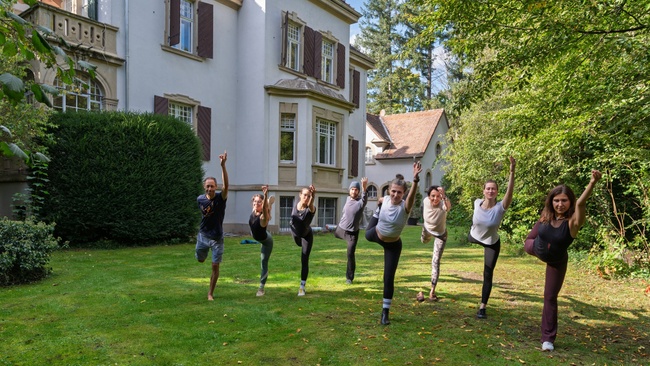 Outdoor-Yoga Karlsruhe im Privatpark direkt am Schlossgarten