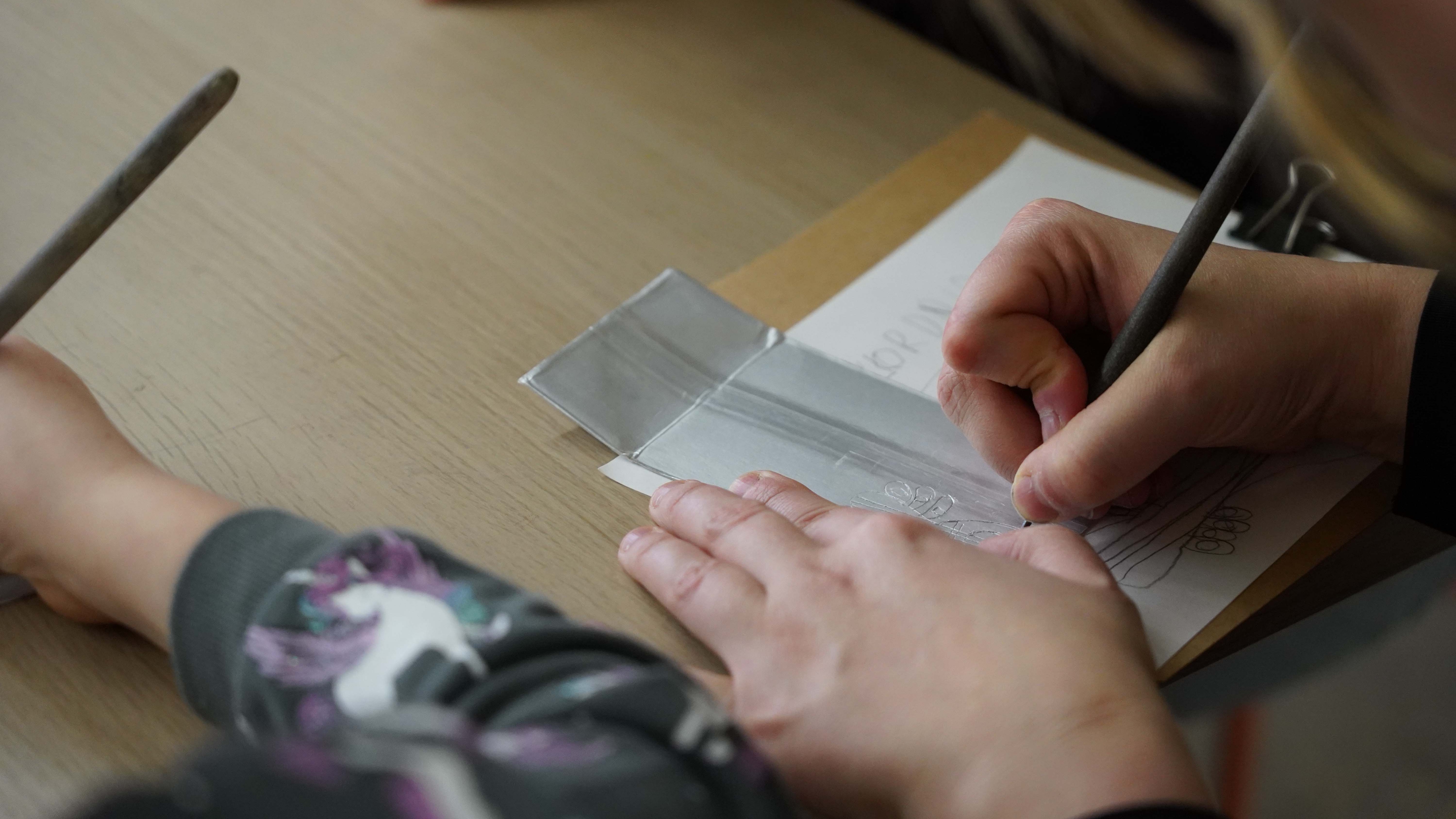 Spuren im Tetrapack - Experimenteller Tiefdruck mit Lilith Queisser