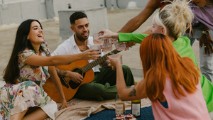 Berlin Singles Feierabenddrinks | Zeya: Gemütliche Gruppen-Hangouts für 6 Singles 🍻