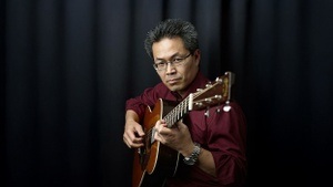 EddieS Music Lounge – Live Musik mit Nyng Kothe (solo)