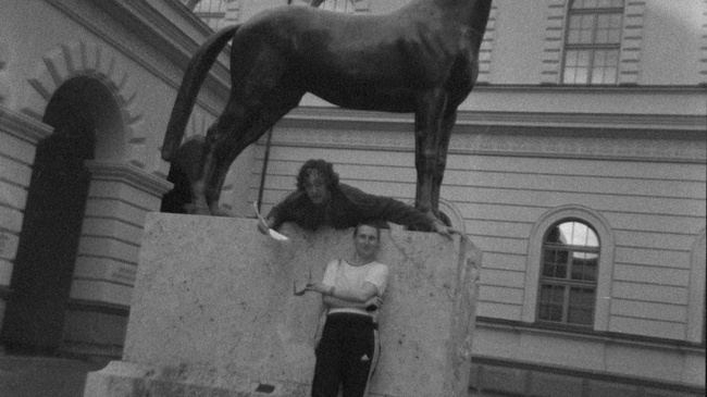 Performance: NS-Ideologie, Bildhauerei und Wiedergutmachungspolitik