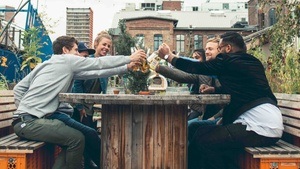 Start ins Wochenende mit Weinen, Cocktails und Aperitivo - Wine Tasting / Weinprobe mit Guide im Bulli durch Köln (3h)