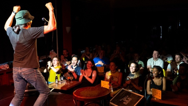 Laughs, Pizza & Shots – English Comedy Night in the Heart of Berlin!