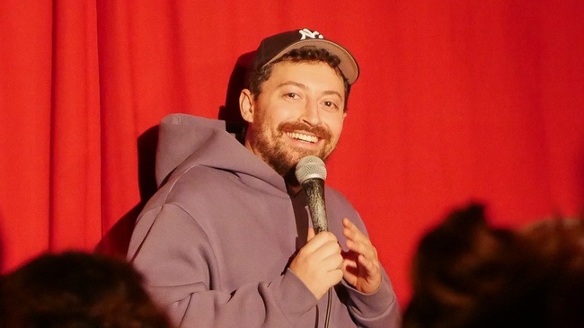 BERLINER STAND UP SHOW x WIR ARBEITEN DRAN x neue Jokes von Berlins besten Comedians, immer mit wechselndem Line Up und Special Guests!