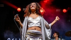 Selin Sümbültepe (Fusion Folk Pop; Türkei)