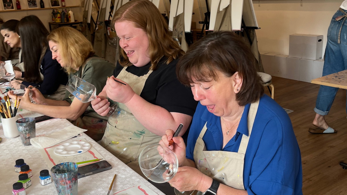 Titelbild der Veranstaltung SIP&PAINT- Weinglas Bemalen Workshop in Frankfurt