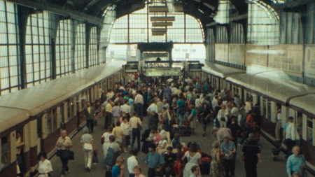 Retrospektive: BERLIN, BAHNHOF FRIEDRICHSTRASSE 1990