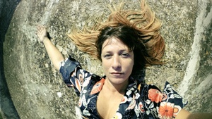Gaia Mobilij vor der scheune