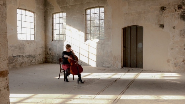 Katja Zakotnik: trust & resistance – ein Konzert mit Cello solo im Zeichen der Demokratie