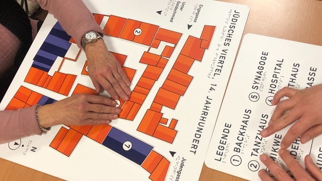 Mitmachprogramm mit Dr.  Jens Scholten: Hand drauf! Vermittlung für Alle mit inklusiven Tastmodellen