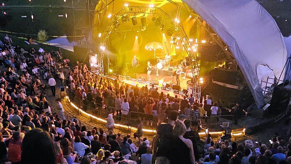 THEATRON MUSIKSOMMER 2025: ELLIE BENN & BAND + JUNIT