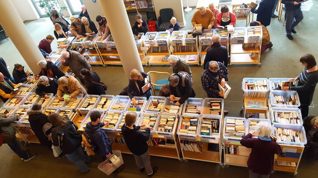 Großer Bücherflohmarkt in der Humboldt-Bibliothek