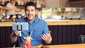 Influencer: Held*innen mit Durchblick oder digitale Verkäufer*innen?