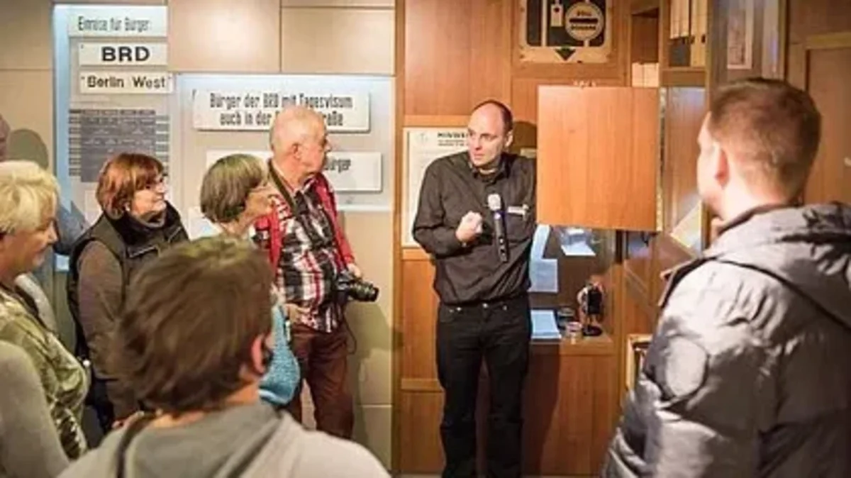 Öffentliche Begleitung durch die Ausstellung "Tränenpalast. Ort der deutschen Teilung"