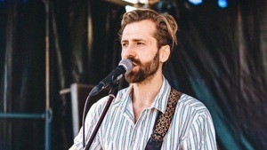 Sebastian Kretz live bei den Hofkonzerten am M-net Kulturstrand