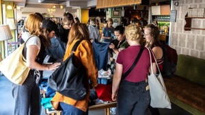 Kleidertausch in der Wohngemeinschaft