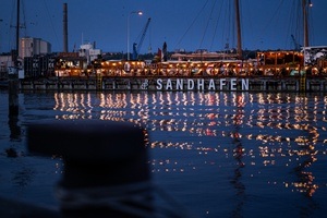 SUNDAY VIBES & Feuerwerk @ SANDHAFEN - Top Ausblick von der schwimmenden Strandbar mit DJ DIAMOND