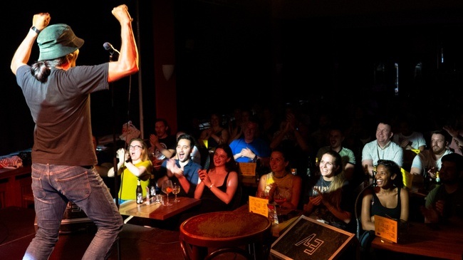 Laughs, Pizza & Shots – English Comedy Night in the Heart of Berlin!