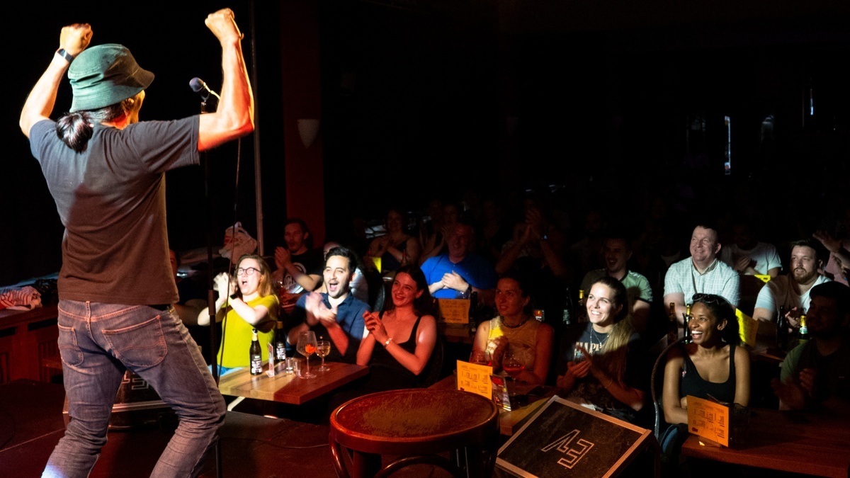 Laughs, Pizza & Shots – English Comedy Night in the Heart of Berlin!