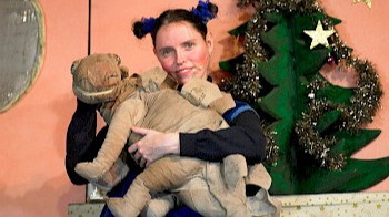 Frau Schaum und ein Dinosauerier unterm Weihnachtsbaum
