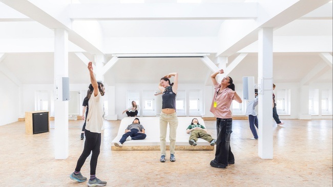 Somatische Übungen in der Ausstellung