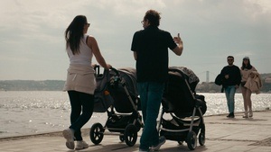 Eltern mit Baby Spaziergang