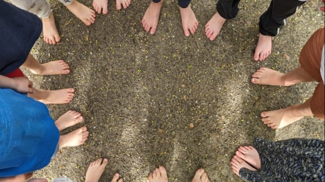 Schuhe aus, gesund durchs Wasser