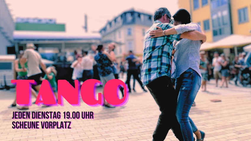 Tango tanzen vor der scheune