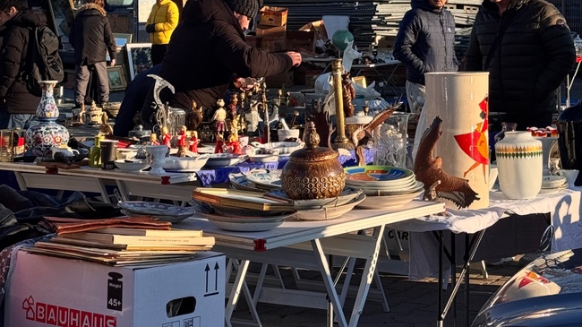 Düsseldorfer Flohmarkt am Blumengroßmarkt
