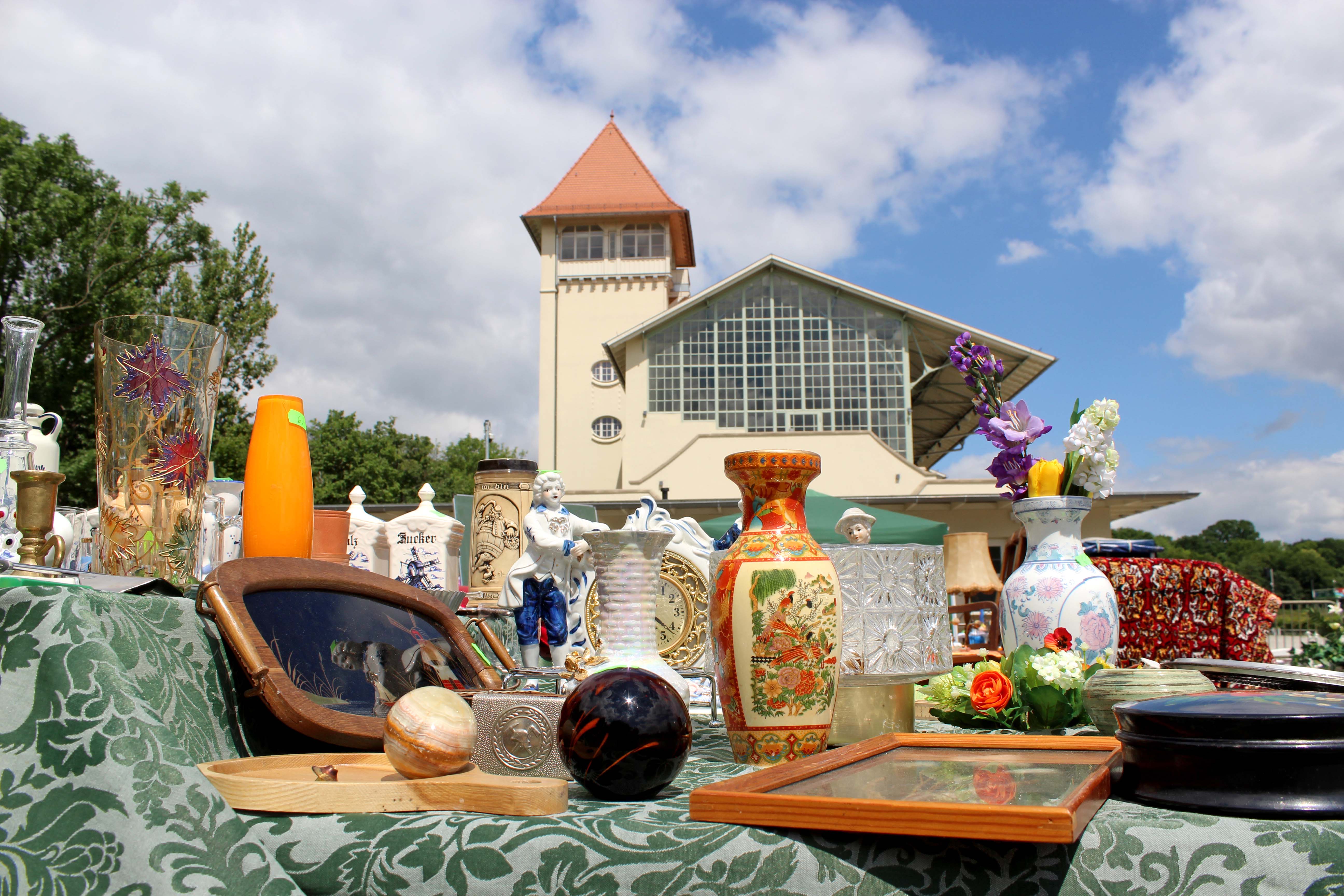 Flohmarkt auf der Galopprennbahn Scheibenholz