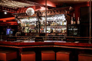 Hinter den Kulissen einer Table Dance Bar