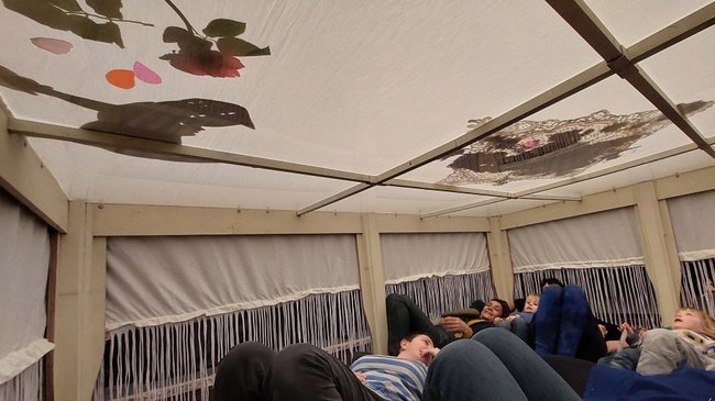 Unterm Tisch (Sous la Table)