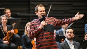 Malte Arkona moderiert das Münchner Philharmoniker Jugendkonzert