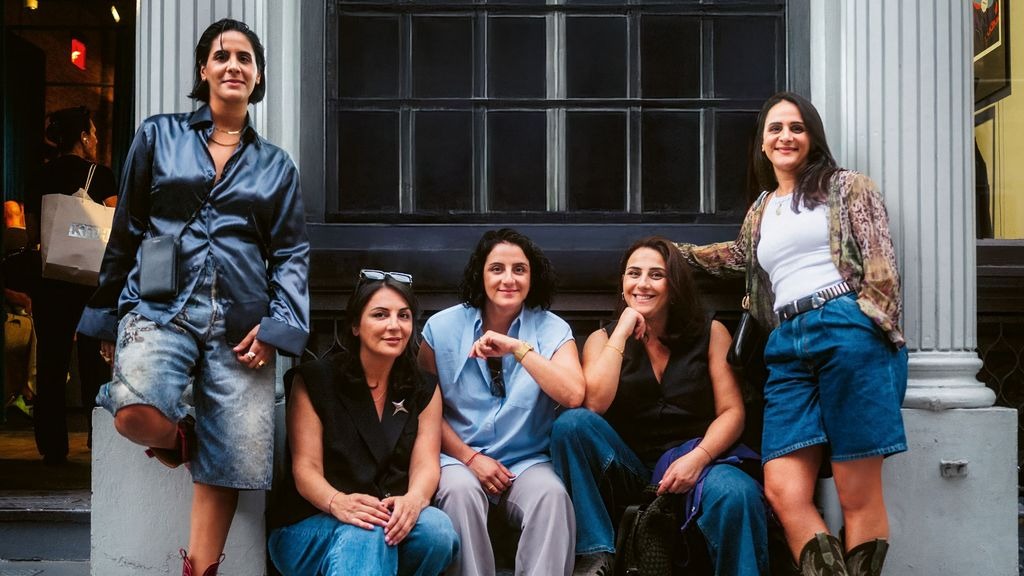 Titelbild der Veranstaltung Tülin, Düzen, Tuğba, Tuna & Tezcan Tekkal Wut & Wärme – Wie wir mit Schwesternschaft Deutschland verändern x Harbour Front Literaturfestival Hamburg