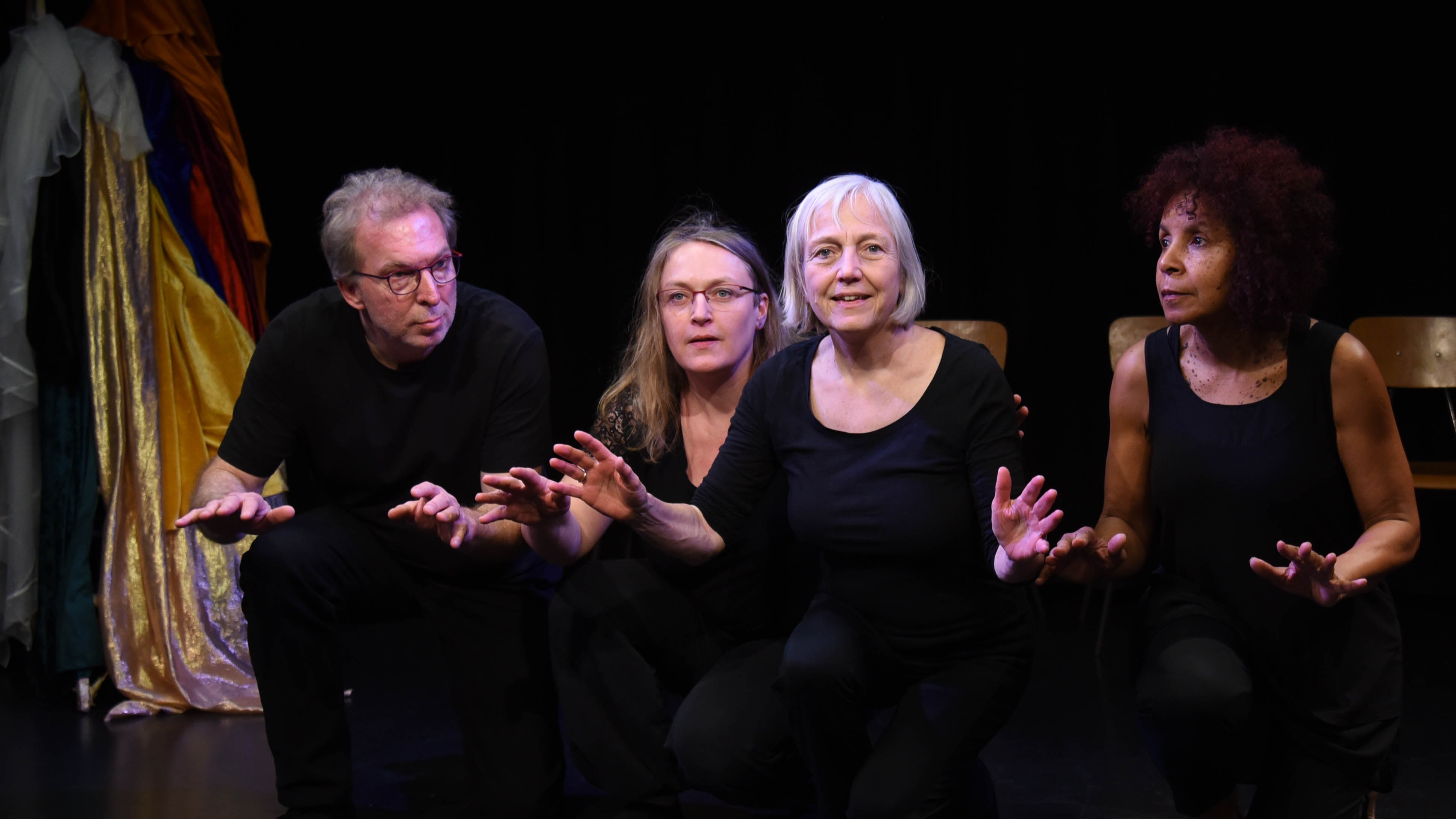 Das Playback Theater Berlin spielt: Herbstzeitlose - Herbst. Zeit. Lose.