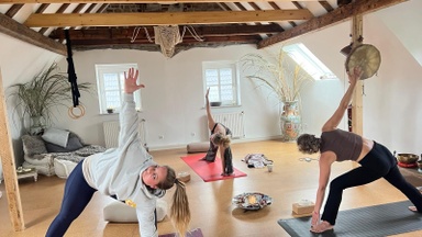 Yoga wie in Indien – Mit Rheinblick statt Studioflair