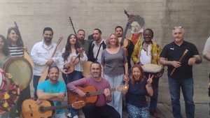 Global Flash - an diesem Abend setzen die 18 Musiker:innen unterschiedlicher Kulturen ein Signal für ein friedvolles und inspirierendes  Miteinander.