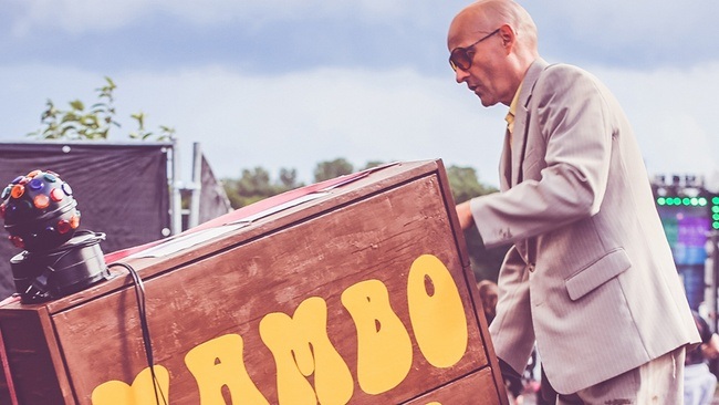 AUSVERKAUFT: MAMBO KURT „SPECIAL X-MAS SHOW“ //  Support: THE REMMIDEMMIDICKBAND