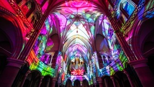 Die immersive Licht- und Videoshow Genesis in der Peterskirche Nürnberg
