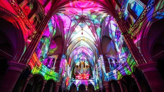 Die immersive Licht- und Videoshow Genesis in der Peterskirche Nürnberg