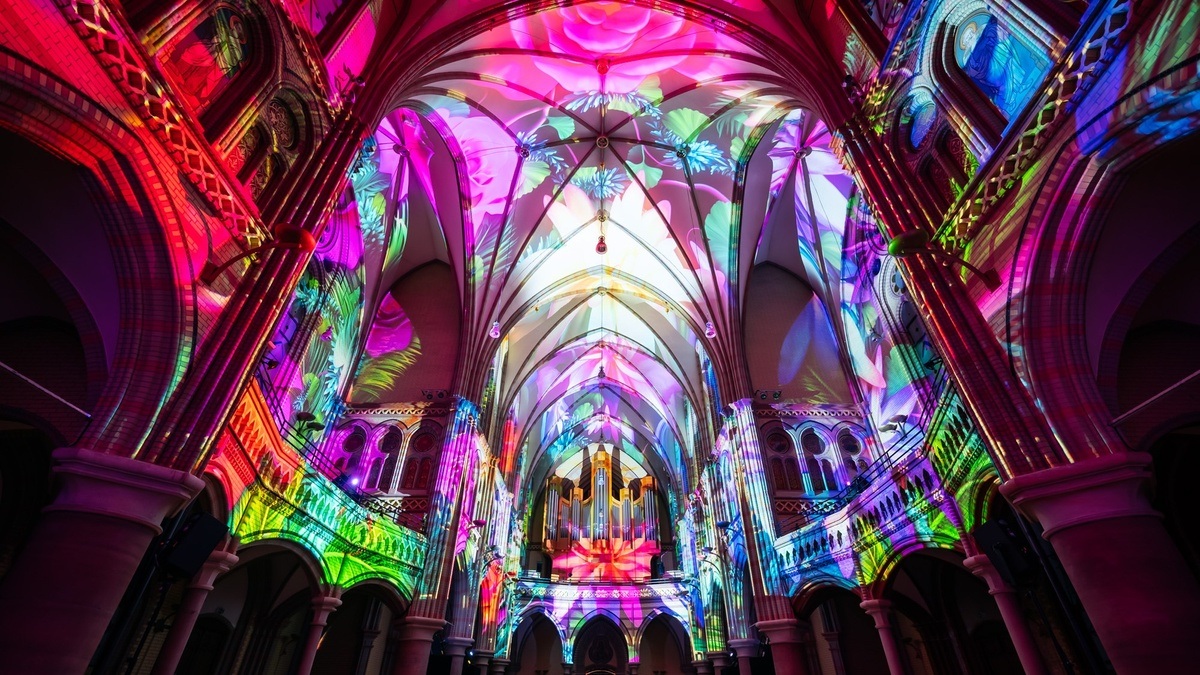 Die immersive Licht- und Videoshow Genesis in der Peterskirche Nürnberg