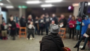 Weihnachts-Mitsing-Konzert am Ebertplatz mit Kornelius Heidelbrecht
