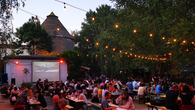 Quizcarraldo Kneipenquiz Open Air - Cassiopeia Sommergarten