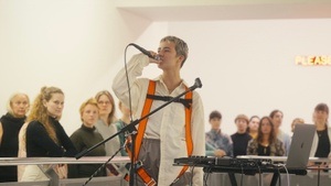 Bella Ciao. Chor-Performance von Véra Marie Deubner und Release der Novemberausgabe der Zeitschrift der Straße