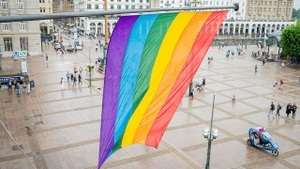 Hissen der Regenbogenflagge am Hamburger Rathaus