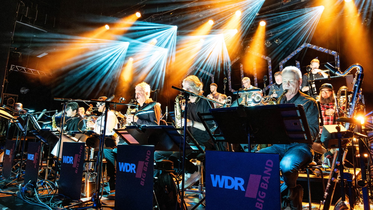Jazz-Musiker spielen ein Konzert der WDR Big Band