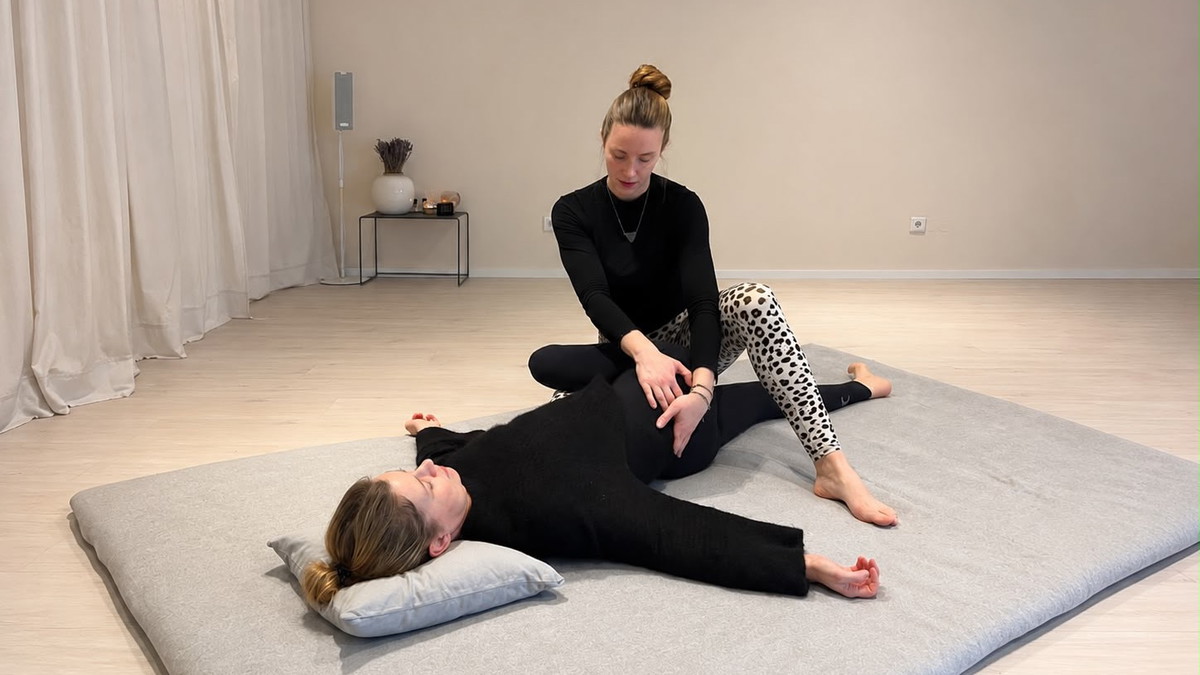 Titelbild der Veranstaltung Yin Yoga meets Thai Yoga Massage