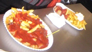 Currywurst und Pommes